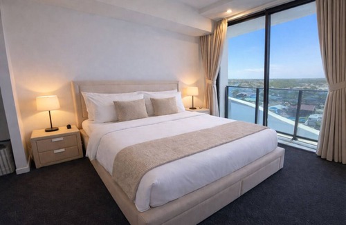 Biggera Waters Apartment | Cosy 3BR Apt in Harbourside with Parking - Canal view and Waterfront