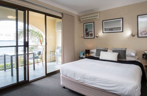 Batehaven Apartment | Cosy Beachside Apartment with a Sunrise Ocean View