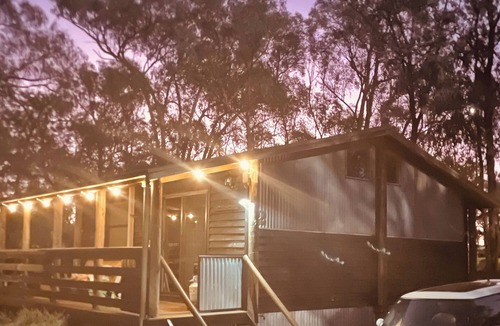 Beechworth Cabin | Cosy cabin in Beechworth walk to Woolshed Falls. Pet Friendly