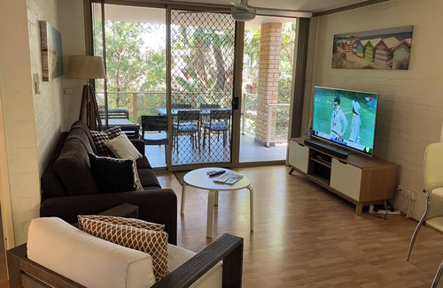 Boomerang Beach Apartment | Cosy ground floor beach side apartment with linen provided