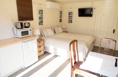 Hamilton House | Cosy north facing priv selfcontained Suite set within large garden, 7min to town
