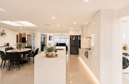 Broadbeach Waters House | Côte d’Azur - 4BR GC Waterfront Dream Home with Pool