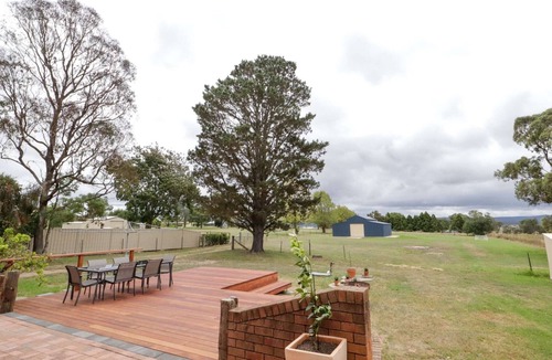 Tenterfield Apartment | Country 4-Bed Homestead with Games Room & Views