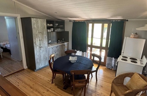 Dubbo East Cottage | Country Cottage at Outback Cellar Dubbo