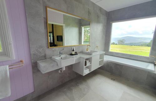 Witta House | Couples Accessible Cabin, Zarina Country Cabins, 6