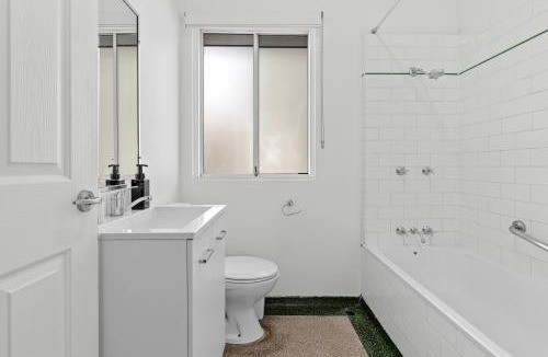 Spring Hill Apartment | Cozy and Modern CBD Studio - Short Walk to Hospitals