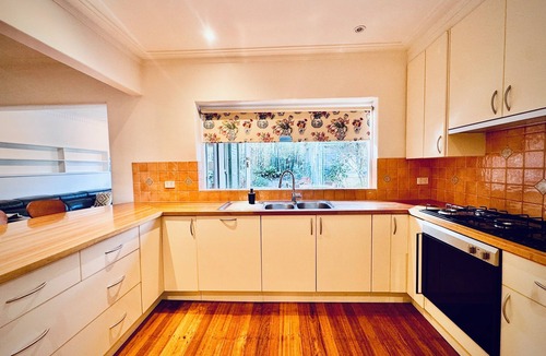 Brighton East House | Cozy Beachside Home | 5BR + Pool +Rumpus +King beds + PingPong Table