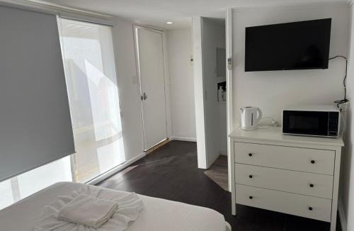 Werribee Villa | Cozy Budget Studio with Private Bath Backyard at Werribee