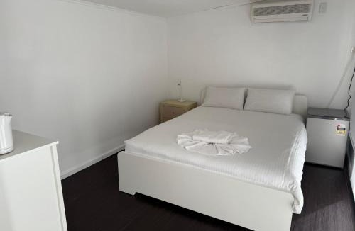 Werribee Villa | Cozy Budget Studio with Private Bath Backyard at Werribee