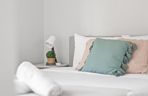 Hurstville House | Cozy Queen Room - Close to Eateries & Shops - Shared Bathroom and Amenities
