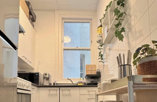 Kings Cross Apartment | Cozy & Spacious City Central Apt. FREE Parking* Walkable 2 Almost Everywhere!