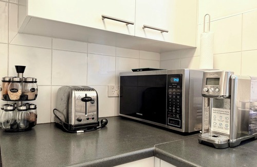 Kings Cross Apartment | Cozy & Spacious City Central Apt. FREE Parking* Walkable 2 Almost Everywhere!