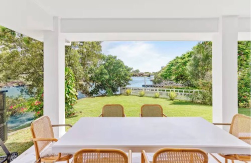 Biggera Waters House | Creekside Manor - Spacious | Nature & Serenity