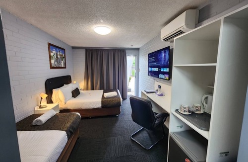 Queanbeyan Hotel | Crest Motor Inn