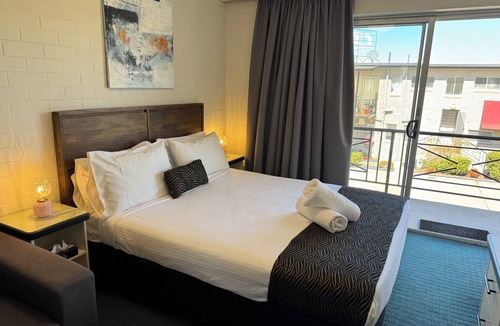 Queanbeyan Hotel | Crest Motor Inn