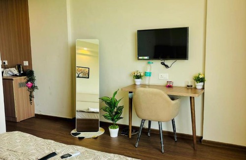 Greater Noida Apartment | CrownLeaf Stays