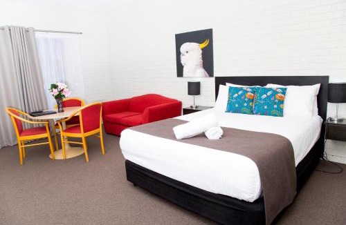 Lavington Hotel | Crystal Fountain Motel Albury