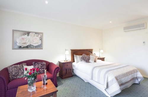 Strathdale Hotel | Crystal Inn