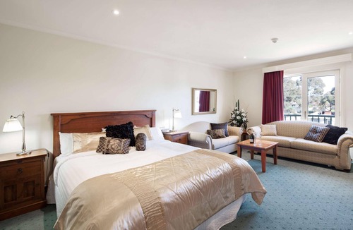 Strathdale Hotel | Crystal INN