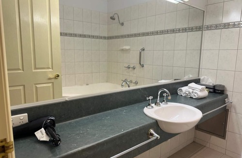 Strathdale Hotel | Crystal INN