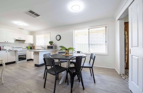Dubbo House | Daisy's Lodge - Relaxed & Family-Friendly Stay