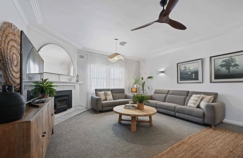 Bathurst House | Dejorja Residence - Central & Chic, Entertains 8