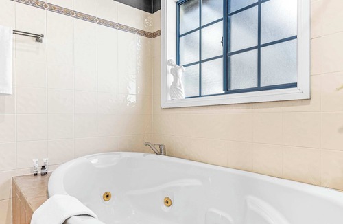 Figtree House | Delightful Getaway at Karbo