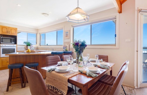 Kiama Downs House | Dellwood – absolute beachfront on Jones Beach