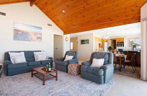 Kiama Downs House | Dellwood – absolute beachfront on Jones Beach