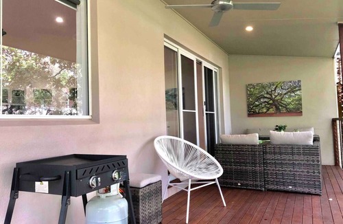 Yamba House | DELUXE 3 bed, 2.5 bath Escape! Spacious, wifi, central location walk everywhere!