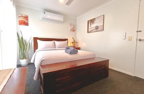 Holmview House | Deluxe Queen Room - Shared Bathroom