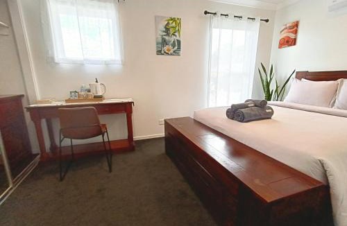 Holmview House | Deluxe Queen Room - Shared Bathroom