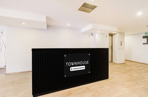 Lakdi Ka Pul House | Deluxe Super Townhouse Lakdikapul