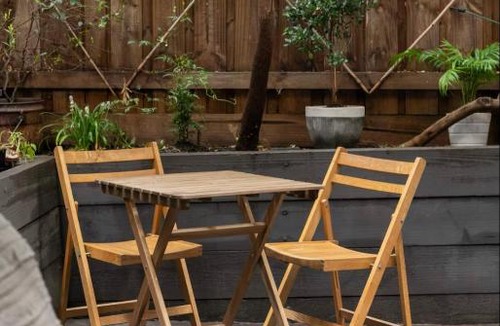 Brunswick East Apartment | Designer townhome adjacent to East Brunswick Village 2min to tram plus private parking