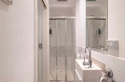 Brunswick East Apartment | Designer townhome adjacent to East Brunswick Village 2min to tram plus private parking