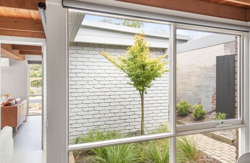 Rye House | Dolphin – Solar heated pool, 1km walk to the bay