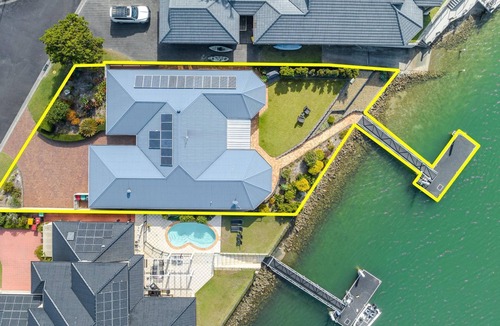 Yamba House | Dolphin Waters - Waterfront Delight with Private Pontoon - Holiday Yamba