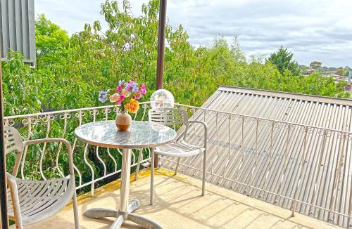 Doncaster House | Doncaster Renovated 5BD/4BR Brick Home Parking WiFi