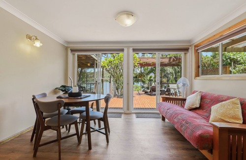 Gunderman House | Dorathee Cottage - Pet Friendly - Absolute Waterfront