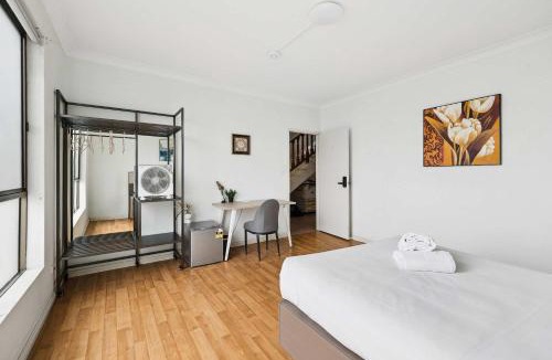 Greystanes House | Double Bed - Quiet Greystanes Stay Near M4 with Shared Bathrooms and Amenities