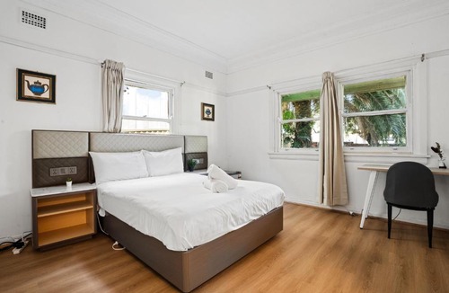 Hurstville House | Double Bed Room - Easy Commute to Hurstville Station - Shared Bathroom