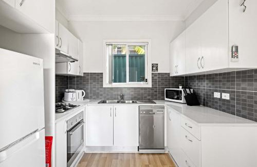 Marayong House | Double Room - Quaint Spot in Marayong - Centrally Located - Shared Bathroom