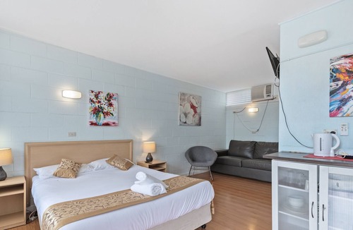 Strathmerton House | Double Room with Private Bathroom and Kitchenette near Murray River