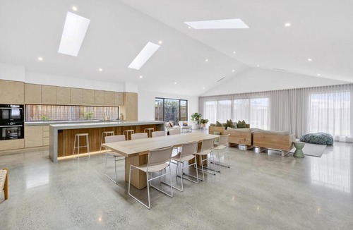 Ocean Grove House | Duneview Luxe Ocean Grove Sleeps 8, 4 bedroom, aircon,heating throughout, Designer quality, Perfect wedding stay, family friendly, Beach, Park, Shops