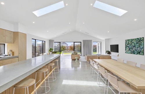 Ocean Grove House | Duneview Luxe Ocean Grove Sleeps 8, 4 bedroom, aircon,heating throughout, Designer quality, Perfect wedding stay, family friendly, Beach, Park, Shops