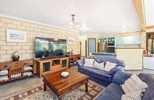 Eagle Bay House | Eagle Bay Beach Lodge—Escape to Coastal Serenity