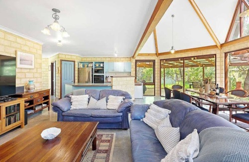 Eagle Bay House | Eagle Bay Beach Lodge—Escape to Coastal Serenity
