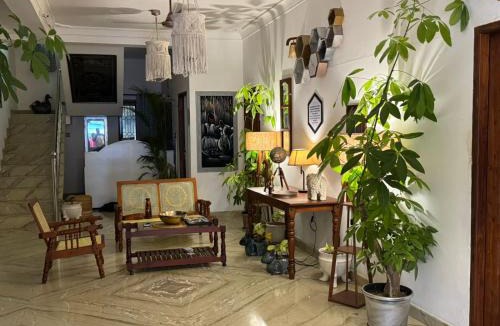 Thiruvananthapuram House | Earth Elements Room by Hexa