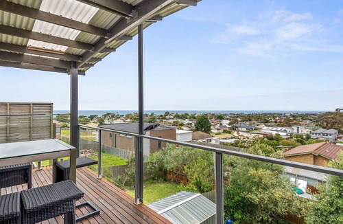 Portarlington House | Eastern Views - Modern living with pool and table tennis.