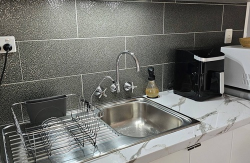 Rochedale South Apartment | Easy Access to Brisbane - Gold Coast Private Guest Unit w/on-site Parking